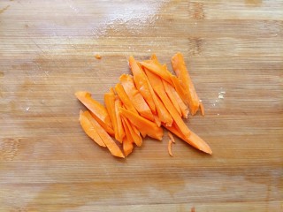 4、柠香泡椒凤爪,胡萝卜切条