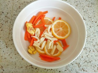 5、柠香泡椒凤爪,蒜和生姜拍碎，柠檬用盐搓洗外皮切片，去掉柠檬籽