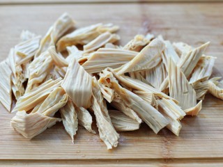 2、腐竹烧木耳,腐竹泡发后切斜段
