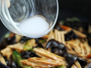 13、腐竹烧木耳,淋入水淀粉