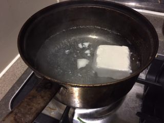 1、日式蔬菜拌豆腐,豆腐放入沸水，小火煮1分钟。