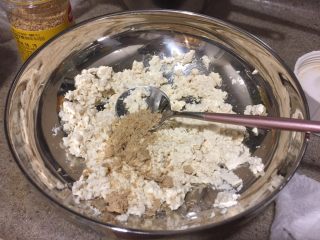 13、日式蔬菜拌豆腐,把磨好的芝麻粉加入碾碎的豆腐里，拌匀。