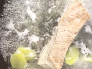 2、回锅肉,大火烧开改中火炖二十分钟