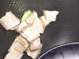 4、回锅肉,锅中加少许油，放入肉片，姜片