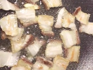 5、回锅肉,小火煎出油变金黄色