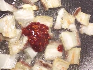 6、回锅肉,加一勺豆瓣酱炒出红油