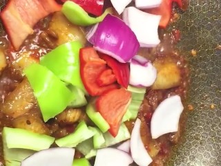 8、回锅肉,再放入青红椒炒断生