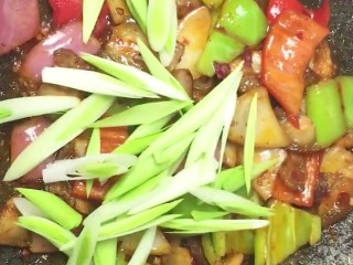 9、回锅肉,最后加入青蒜段翻炒出锅即可