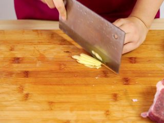 3、开胃菜*薄荷水煮牛肉,生姜切片