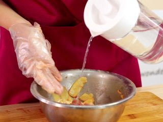 9、开胃菜*薄荷水煮牛肉,分钟3次加入少许纯净水,用手搅拌均匀后放入冰箱冷藏20分