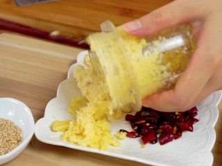 15、开胃菜*薄荷水煮牛肉,分别打好姜蒜沫倒出备用