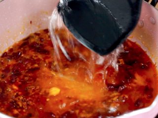 19、开胃菜*薄荷水煮牛肉,待炒出红油后加入水