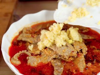 22、开胃菜*薄荷水煮牛肉,依次放入蒜末