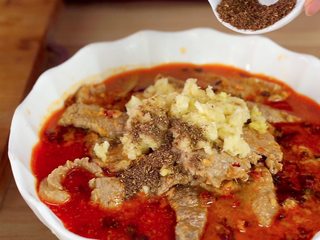 23、开胃菜*薄荷水煮牛肉,放入花椒粉