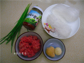 1、蚂蚁上树,备好食材，牛肉洗净剁碎、生姜、蒜头分别去皮剁碎