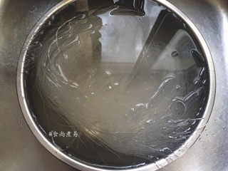 2、蚂蚁上树,水晶粉丝提前用温水浸泡软