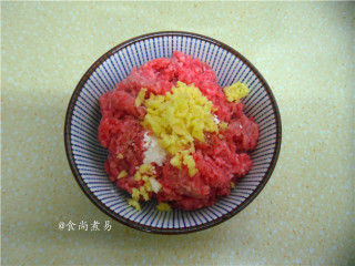 3、蚂蚁上树,肉末里调入盐、蚝油、姜末、淀粉