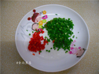 5、蚂蚁上树,小葱和辣椒洗净，切碎