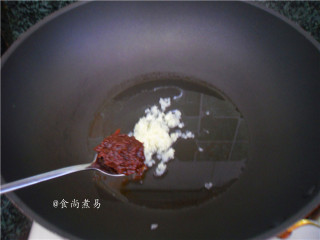 6、蚂蚁上树,热锅倒油，加入蒜蓉和香菇小酱
