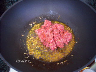 8、蚂蚁上树,倒入牛肉末翻炒均匀