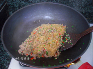 11、蚂蚁上树,快速翻炒均匀即可