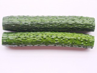 2、低脂爽脆开胃下饭的腌黄瓜条,去掉头和尾。