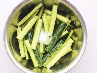 4、低脂爽脆开胃下饭的腌黄瓜条,切成细长条,加一勺盐腌制20分钟,倒出腌出的水分。