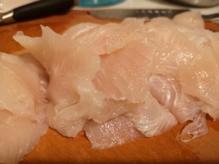 1、麻辣水煮鱼片/懒人版,用刀把鱼片成片儿，可以块儿大一点。