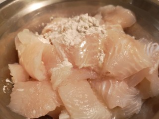 2、麻辣水煮鱼片/懒人版,加入胡椒粉，淀粉用手抓匀。
