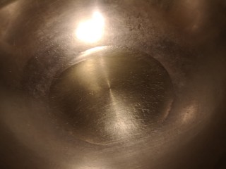 4、麻辣水煮鱼片/懒人版,锅内放入油，不需要太多。