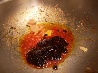 5、麻辣水煮鱼片/懒人版,放入姜片，再加入底料翻炒。