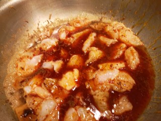 7、麻辣水煮鱼片/懒人版,放入腌好的鱼片儿。