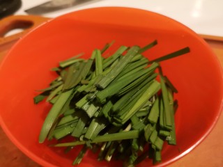 9、麻辣水煮鱼片/懒人版,放入切好的韭菜。