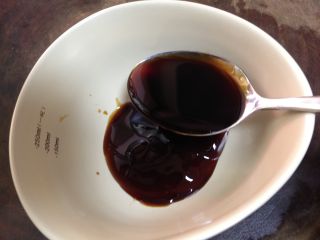 3、葱烧金蒜木耳,蚝油、生抽、白糖入碗