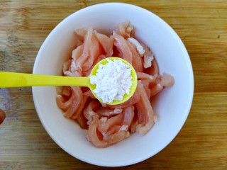 3、鱼香肉丝（川味版）,瘦肉丝放入碗中，加入约2g淀粉。