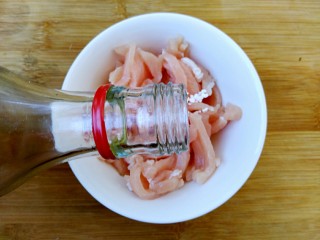 4、鱼香肉丝（川味版）,加入适量料酒，搅拌均匀备用。