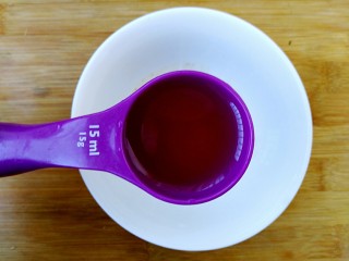 11、鱼香肉丝（川味版）,加入料酒约15ml，搅拌均匀备用。