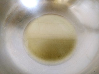 12、鱼香肉丝（川味版）,炒锅烧热放入适量食用油。