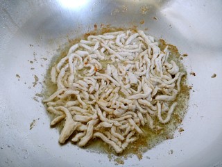 13、鱼香肉丝（川味版）,待油七分热时放入肉丝煸炒至变色。