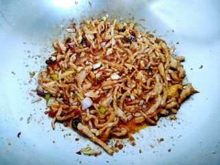 15、鱼香肉丝（川味版）,放入葱姜蒜翻炒均匀。