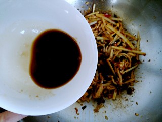 17、鱼香肉丝（川味版）,倒入调理好的酱汁。