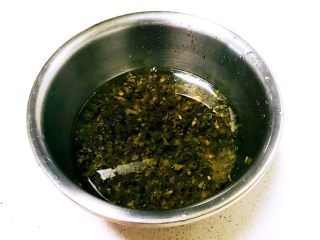 1、芽菜猪肉馅包子,咸芽菜用冷水清洗4-5遍，退出盐分，挑出杂质和硬梗