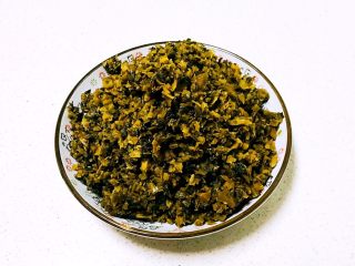 2、芽菜猪肉馅包子,把芽菜里面的水分挤出去