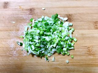 3、芽菜猪肉馅包子,大葱切成末