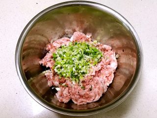 5、芽菜猪肉馅包子,在猪肉末中加入大豆色拉油，料酒，精盐，生抽，蚝油，大葱末和鲜姜末