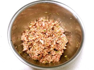 6、芽菜猪肉馅包子,充分调匀，静止入味20分钟