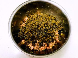 7、芽菜猪肉馅包子,加入芽菜