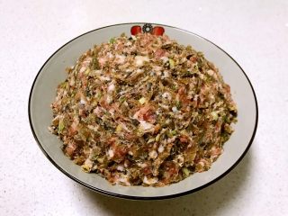 8、芽菜猪肉馅包子,充分调匀，芽菜猪肉馅调好了备用