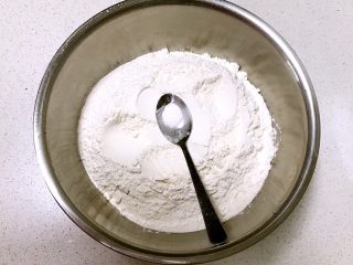 9、芽菜猪肉馅包子,在面粉中加入泡打粉