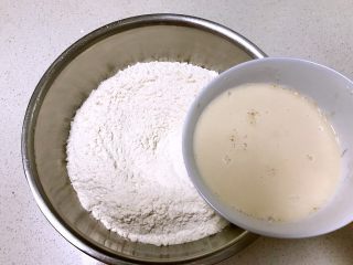 11、芽菜猪肉馅包子,把酵母水倒入面粉中搅拌均匀，再加入凉开水和面